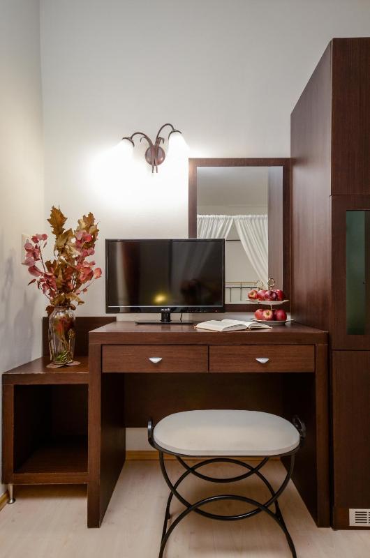 Honeymoon Suite image 4
