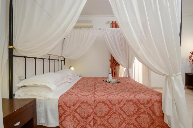 Honeymoon Suite image 3