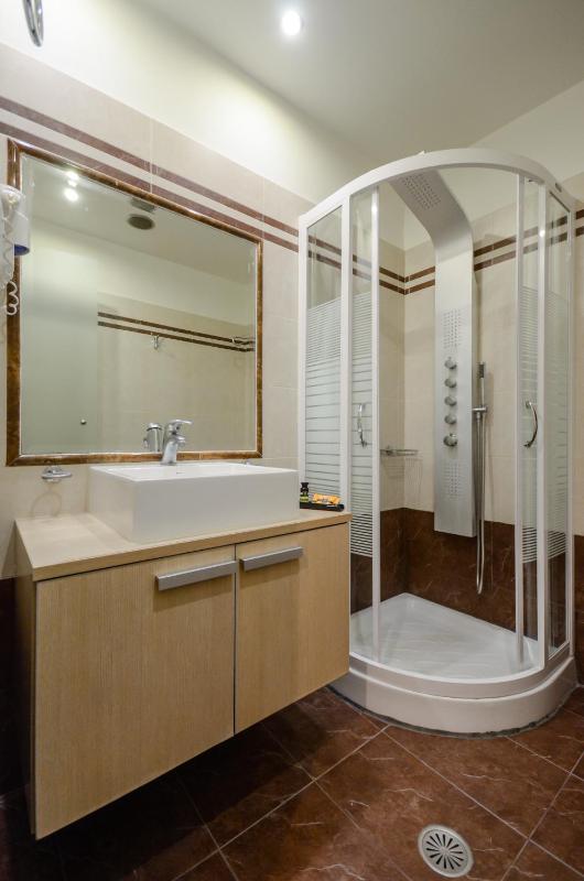 Apartment (5 Adults) image 3