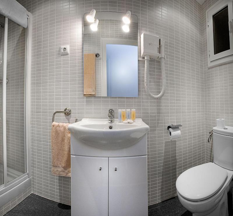 Three-Bedroom Apartment - Calle Còrsega 668 image 3