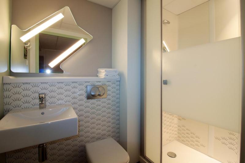 Standard Twin Room image 4