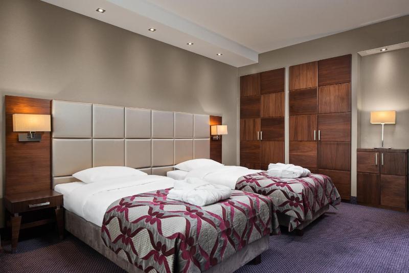 Business Twin Room image 1