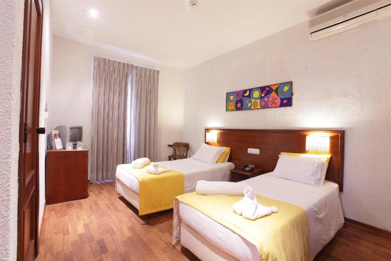 Twin Room image 3