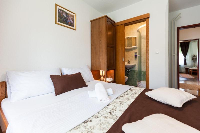 Double Room with Balcony image 2