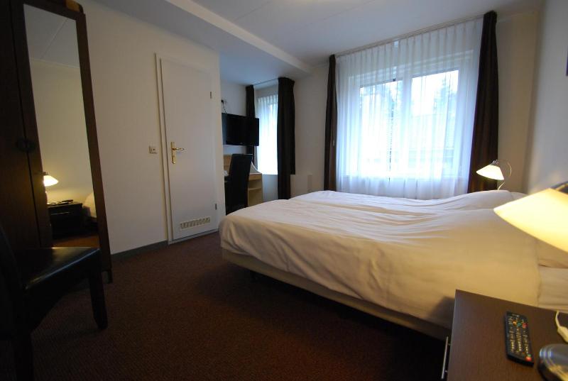 Twin Room with Shower image 3