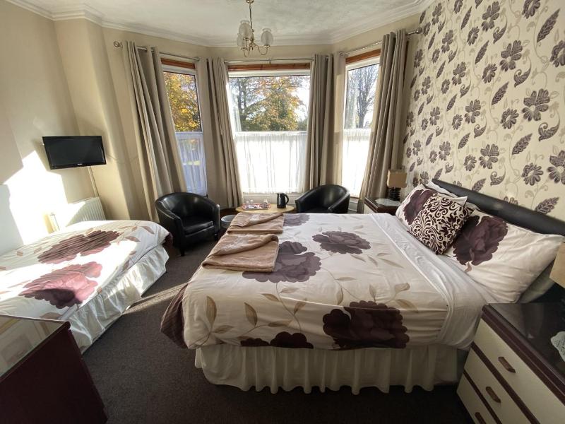 Double or Twin Room image 3