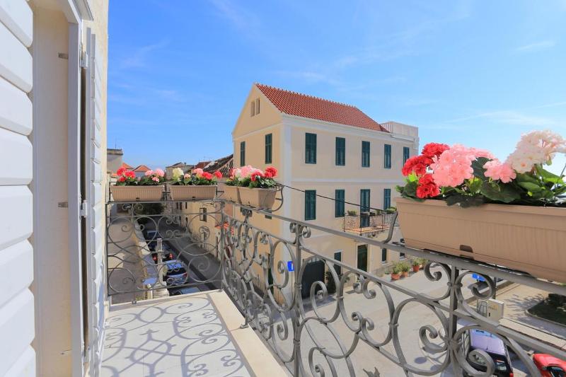 Triple Room with Balcony and Sea View image 2