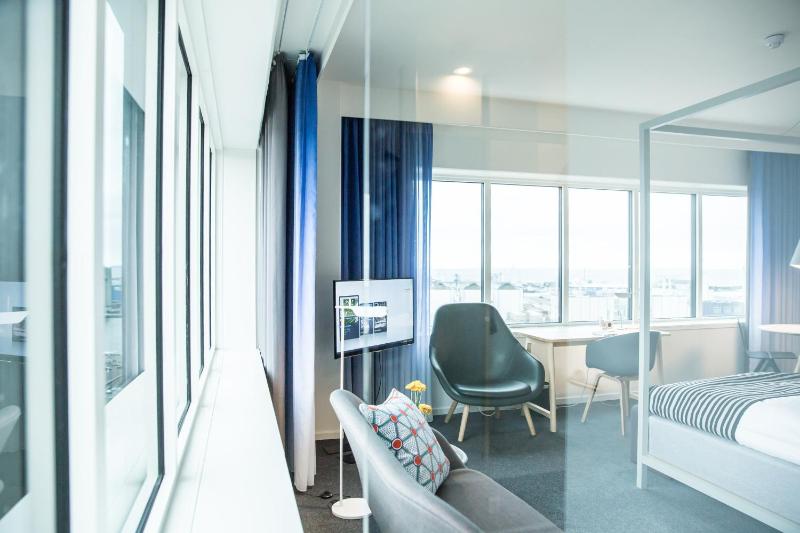 1 Double Bed, Business, Corner Room, Non-Smoking image 3
