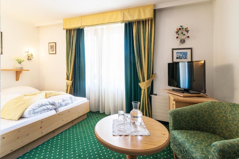 Small Double Room image 3