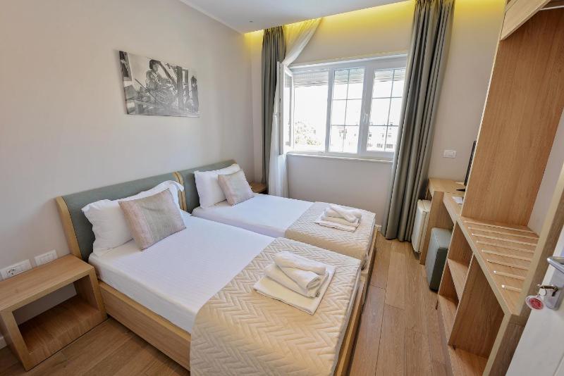 Twin Room image 3