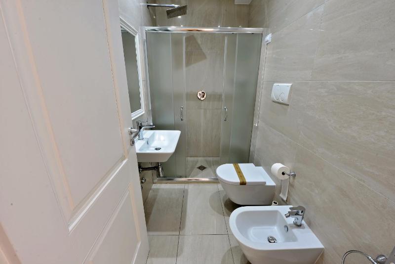 Twin Room image 2