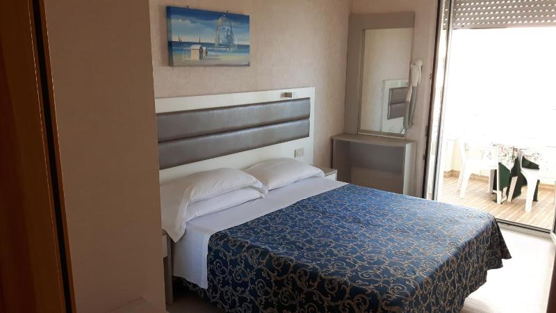 Superior Double Room with Balcony and Side Sea View image 4