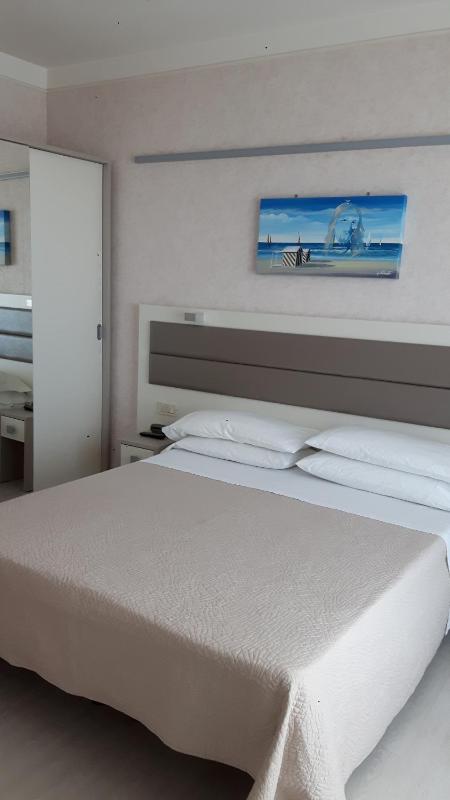 Superior Double Room with Balcony and Side Sea View image 3