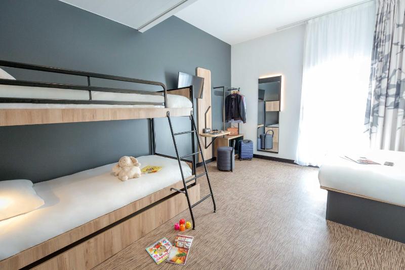 Standard Quadruple Room image 2