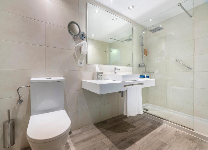 Double Room with Pool View image 3