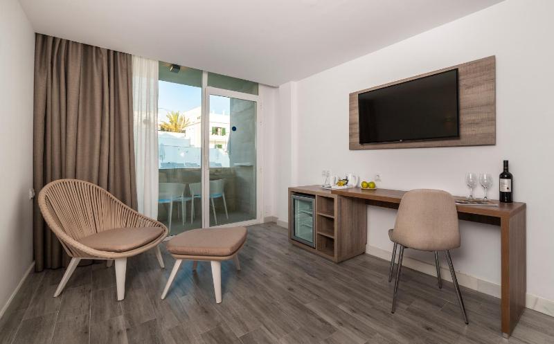 Double Room with Pool View image 4