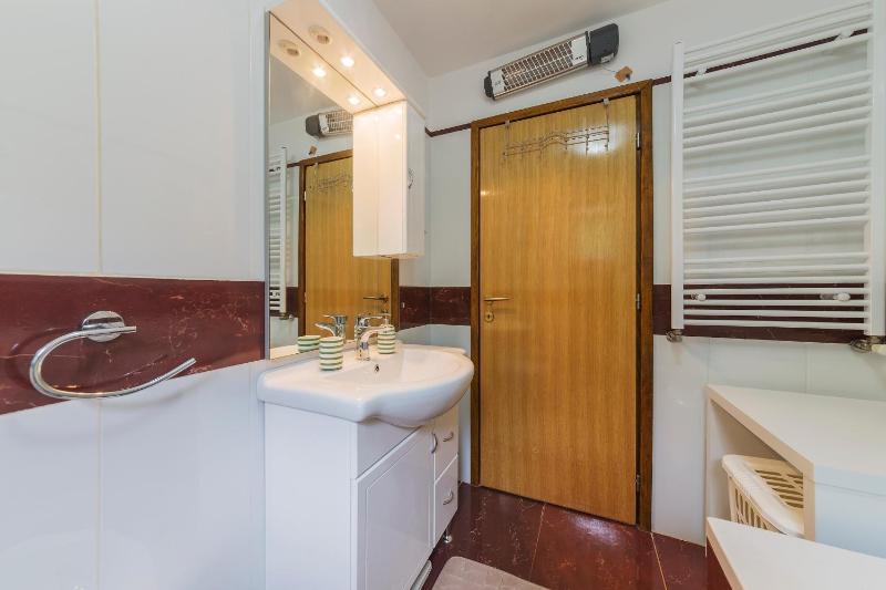 Luxury experience in Villa Lucia with heated pool and Play station 4 - image 23