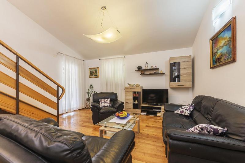 Luxury experience in Villa Lucia with heated pool and Play station 4 - image 9