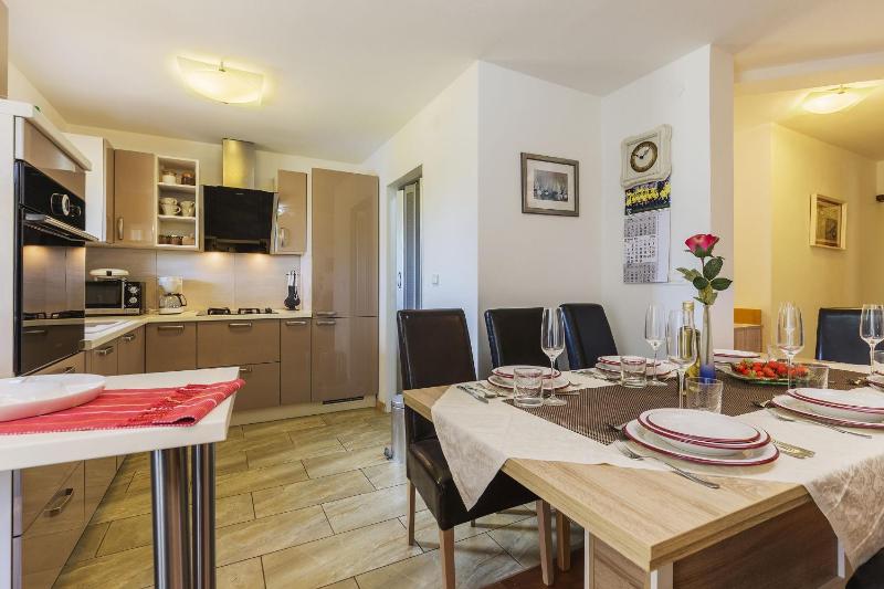 Luxury experience in Villa Lucia with heated pool and Play station 4 - image 25
