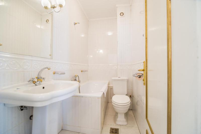 Double Room with Bathroom image 2