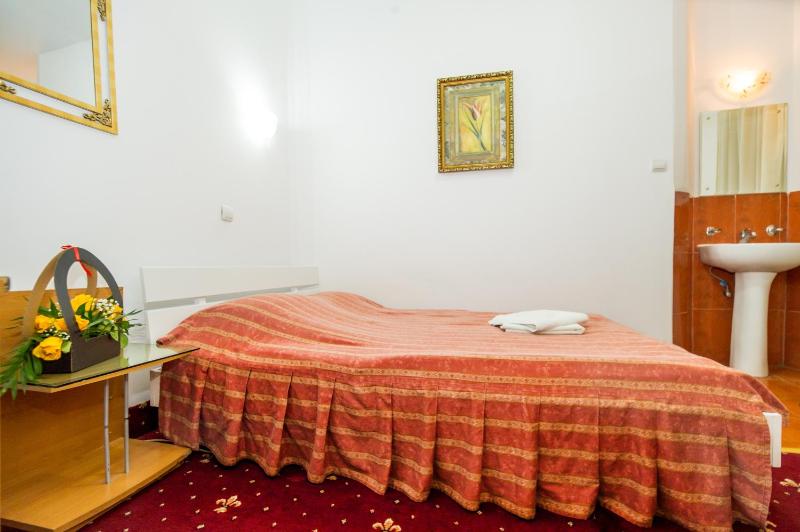 Double Room with Shared Bathroom image 3