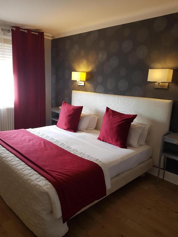 Standard Double Room with Terrace - Pond Front View image 2