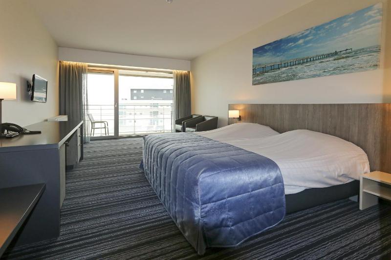 Twin Room with Lateral Sea View image 4