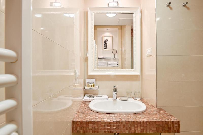 Deluxe Double Room with City View image 4