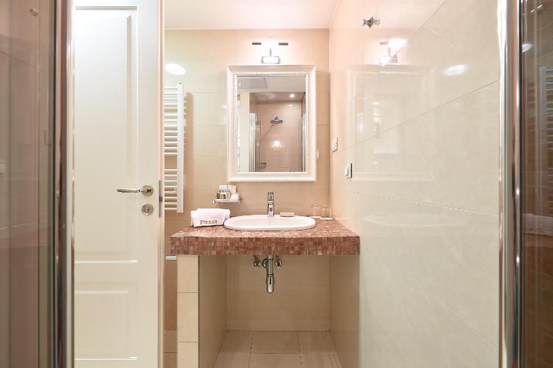 Deluxe Double or Twin Room with City View image 3