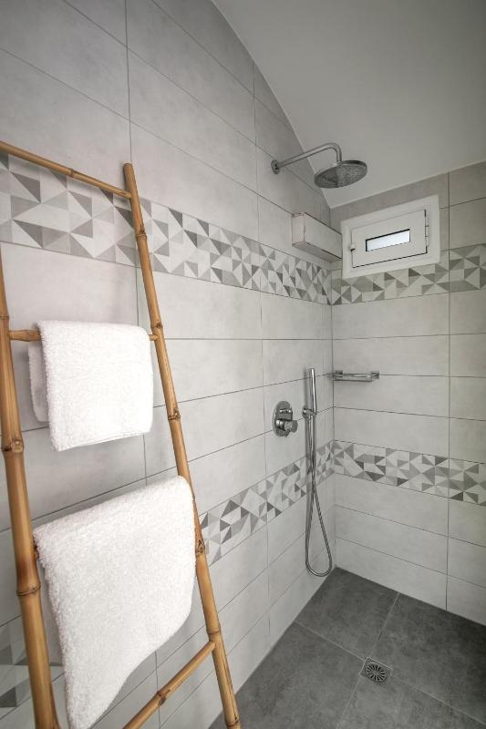Abelonas Suite with Caldera view image 4