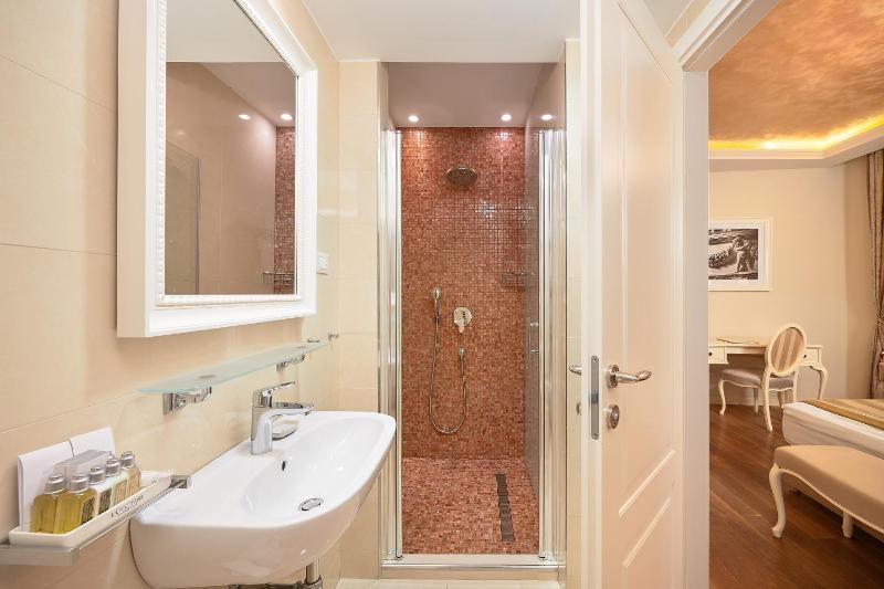 Deluxe Double or Twin Room image 3