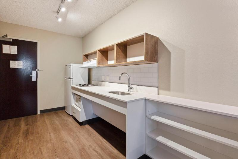Queen studio with 1 Queen Bed - Disability Access/Non-Smoking image 4