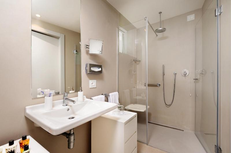 Classic Double or Twin Room image 4