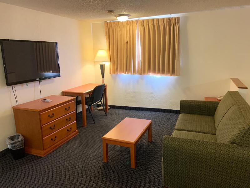 King Suite - Non-Smoking image 3