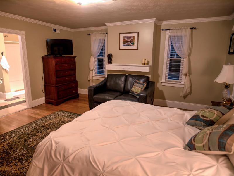 Deluxe Queen Suite image 2