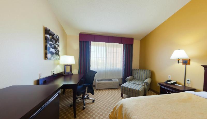 One-Bedroom Queen Suite with Sofa Bed image 2
