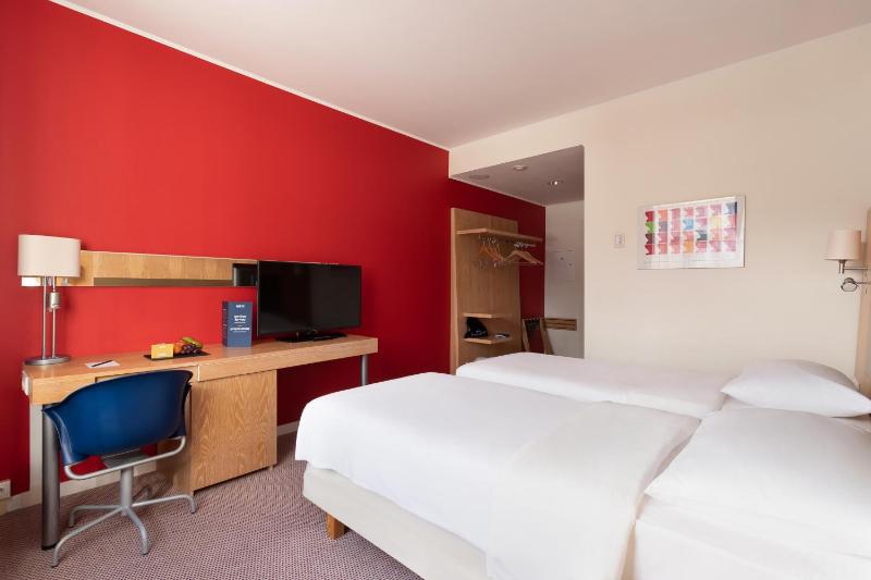 Standard Room - High Floor image 3