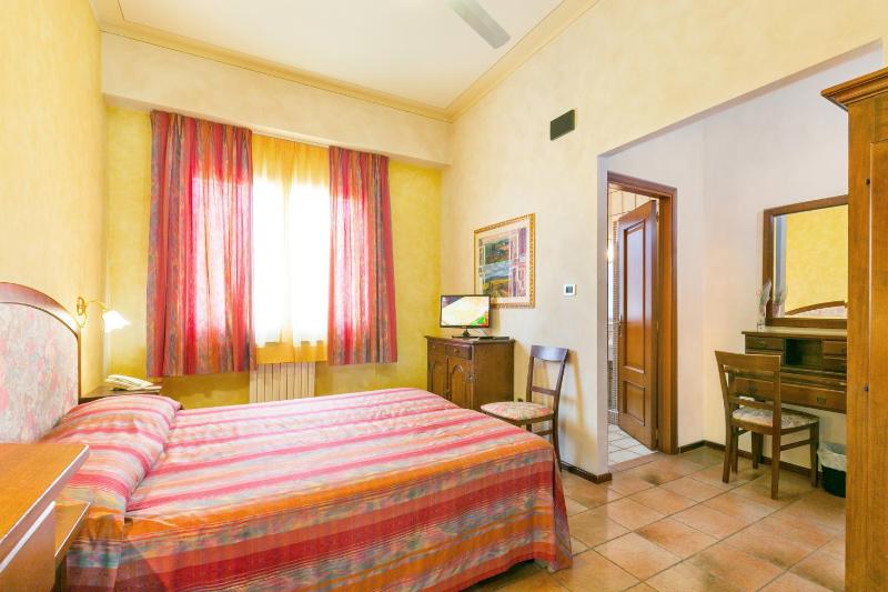 Standard Double or Twin Room image 4