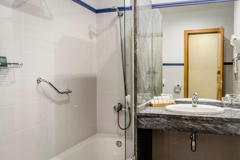 Standard Double or Twin Room image 3