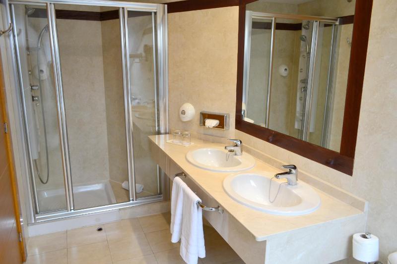 Double Room with Spa Bath image 4