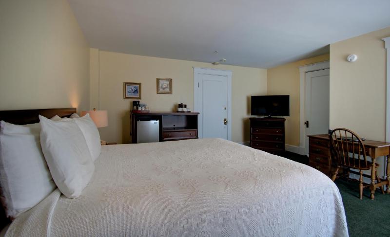 King Room with Balcony and View - Main Inn Building image 4