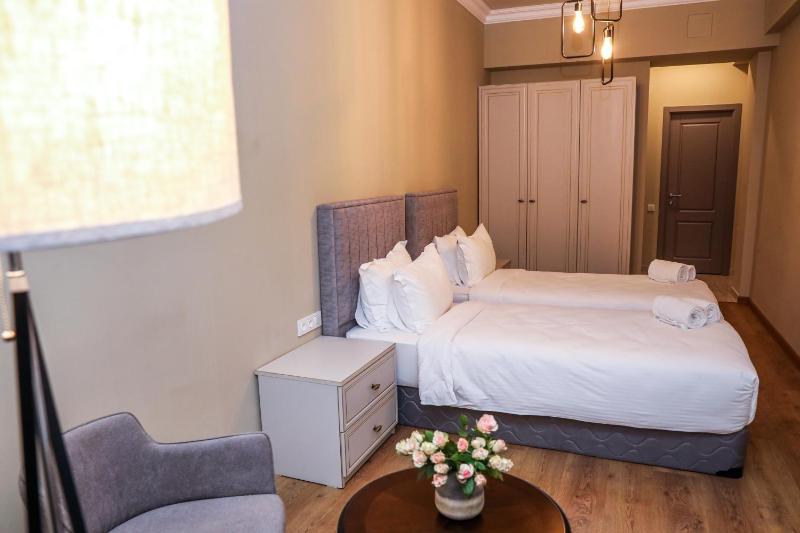 Standard Twin Room image 3