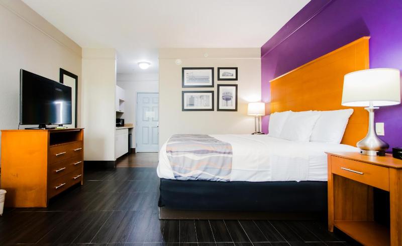 Standard King with Kitchenette image 3