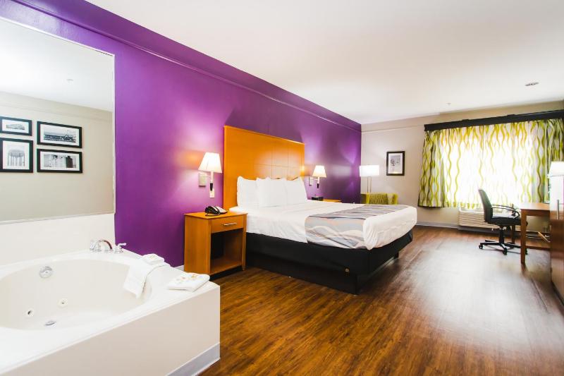 Standard King with Jacuzzi image 3