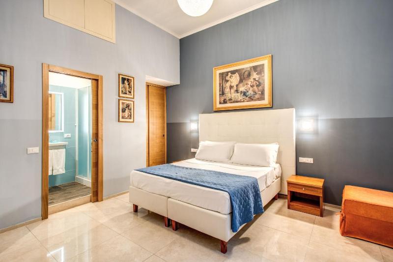 Deluxe Triple Room image 3