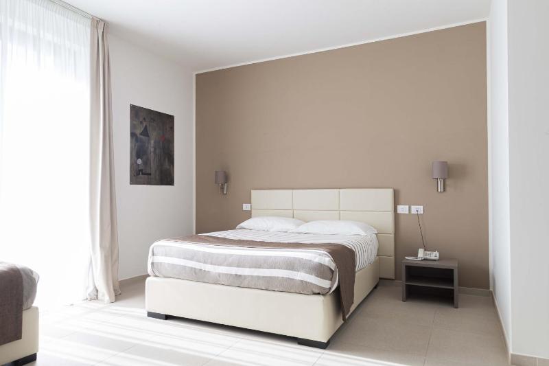 Family Room image 3