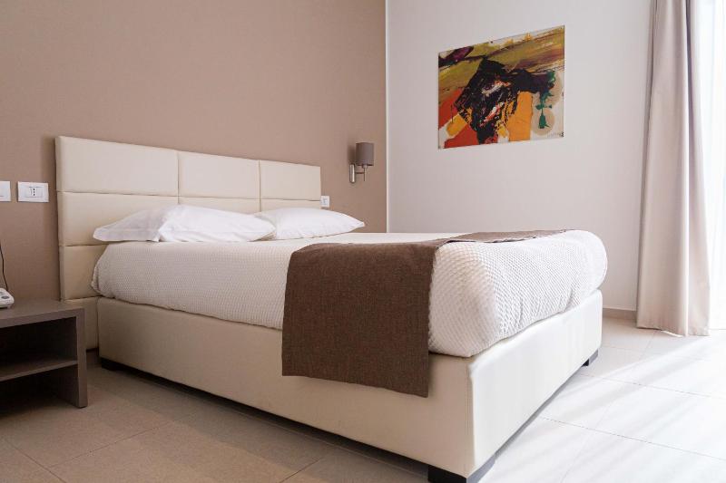 Double Room image 4