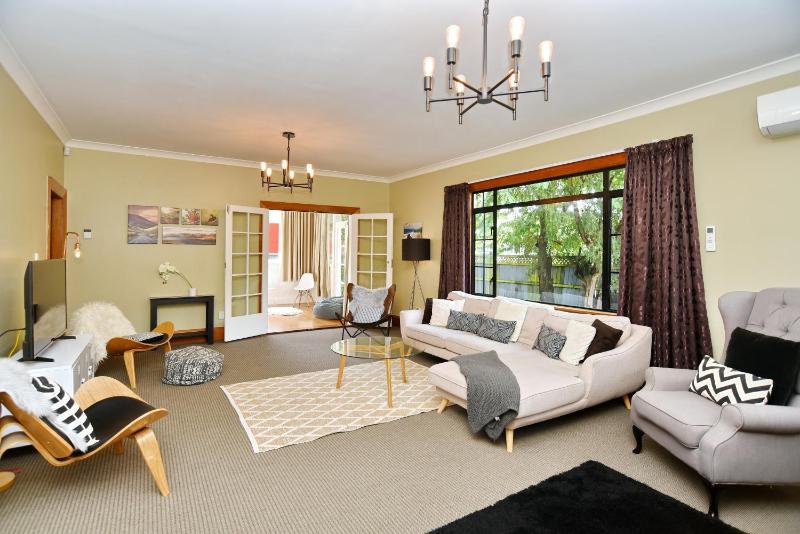 Racecourse Villa - Classic 1935 Charm & Space - image 31