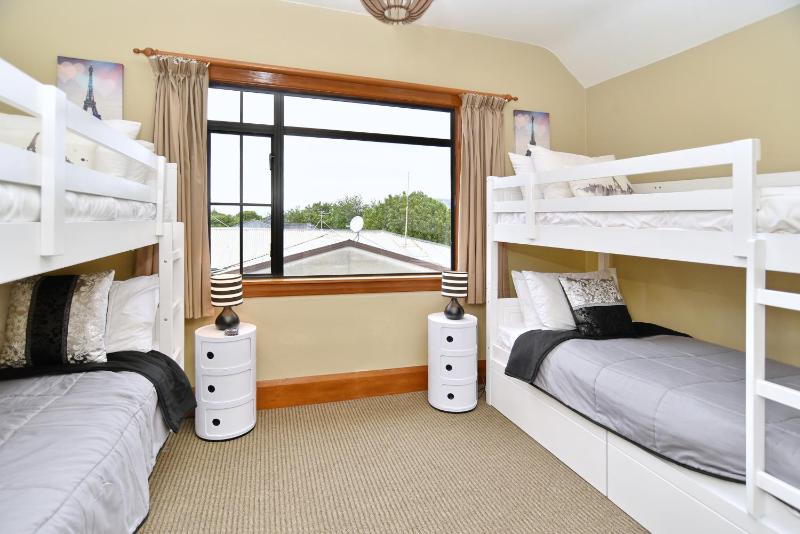Racecourse Villa - Classic 1935 Charm & Space - image 16