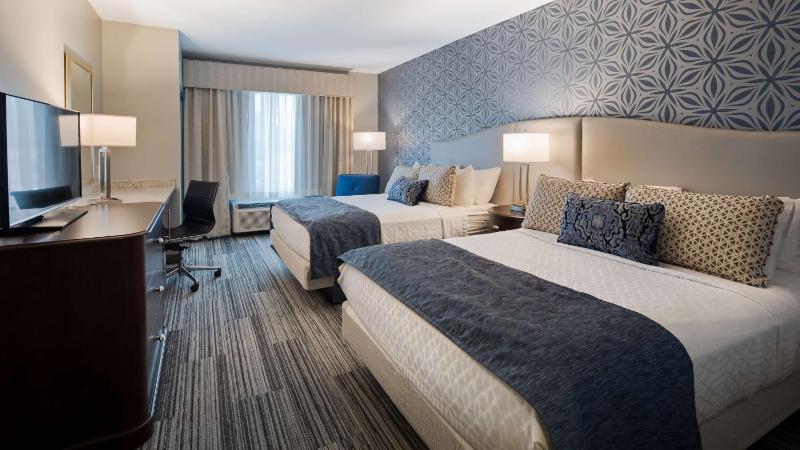 Queen Room with Two Queen Beds - Non-Smoking image 4